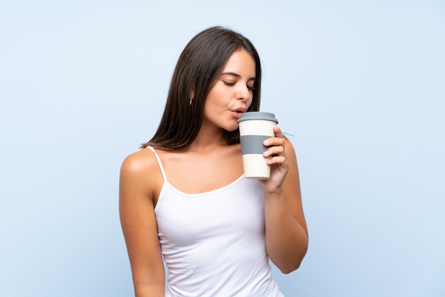 Jovem mulher segurando um café para viagem