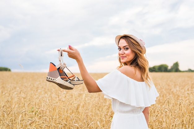 Jovem mulher segurando um conceito de consumo e pessoas em uma venda de sapatos