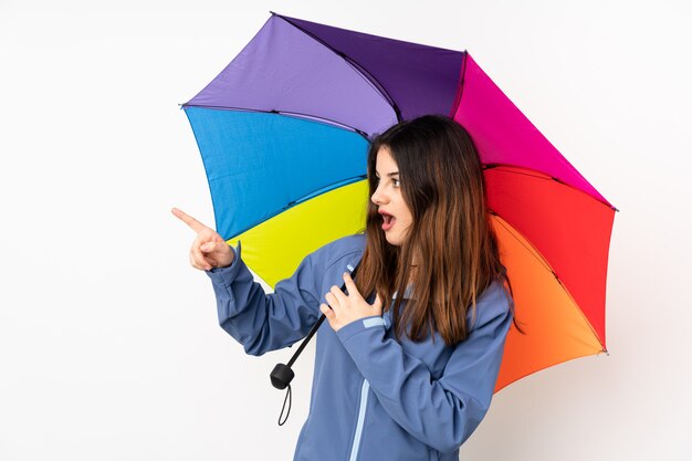 Jovem mulher segurando um guarda-chuva