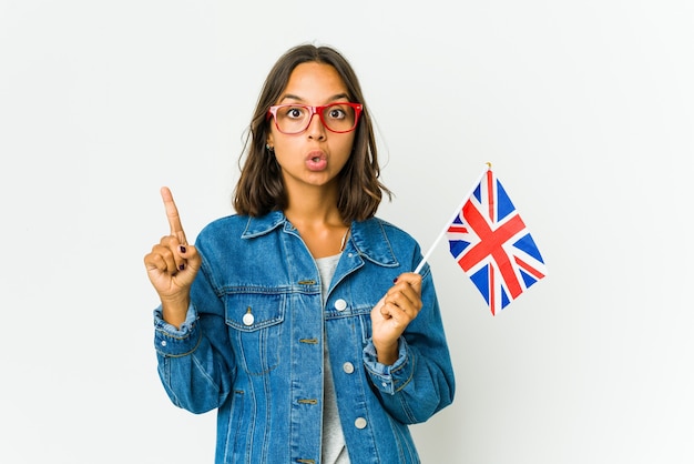 Jovem mulher segurando uma bandeira da Inglaterra tendo uma ótima ideia