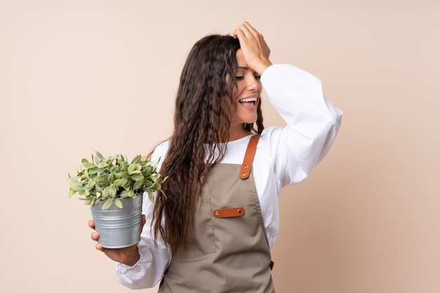 Jovem mulher segurando uma planta percebeu algo e pretendia a solução