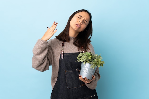 Jovem mulher segurando uma planta