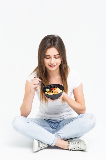 Jovem mulher segurando uma salada mista. Saudável comer!