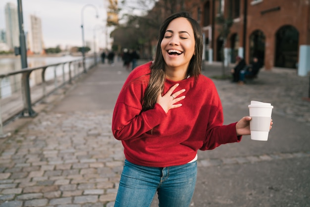 Jovem mulher segurando uma xícara de café