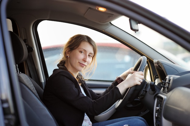 Jovem mulher sentada em um carro