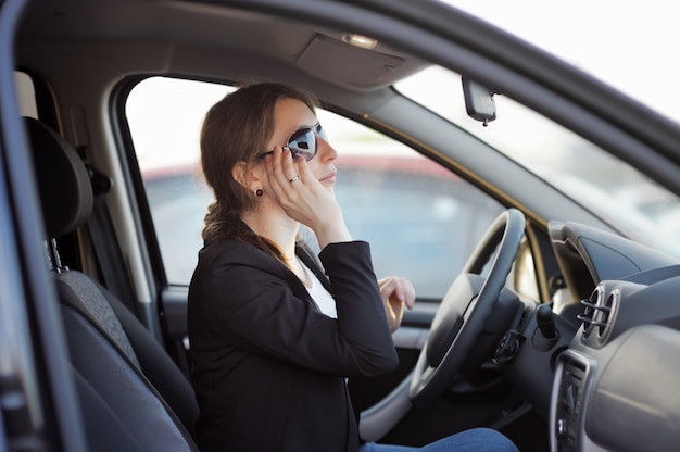 Foto jovem mulher sentada em um carro