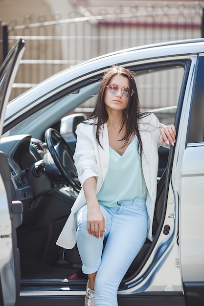 Jovem mulher sentada em um carro