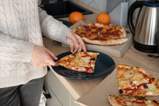 Foto jovem mulher servindo pizza no prato