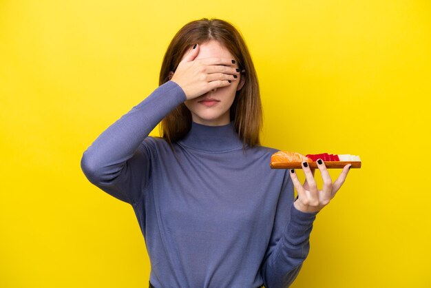 Jovem mulher sobre fundo isolado