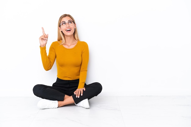 Jovem mulher sobre fundo isolado