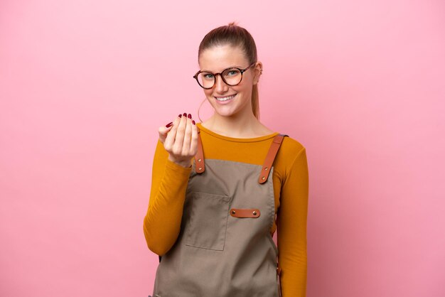 Jovem mulher sobre fundo isolado