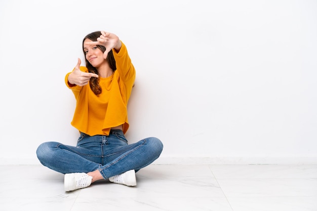 Jovem mulher sobre fundo isolado