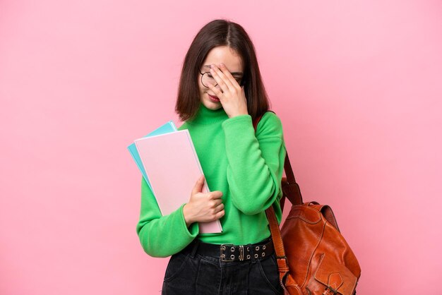 Jovem mulher sobre fundo isolado