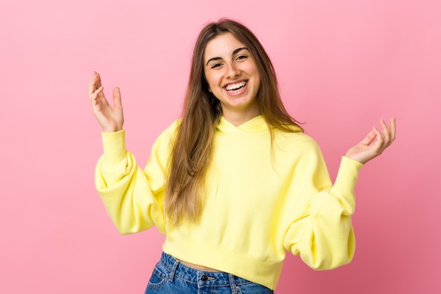 Jovem mulher sobre fundo rosa isolado, sorrindo muito