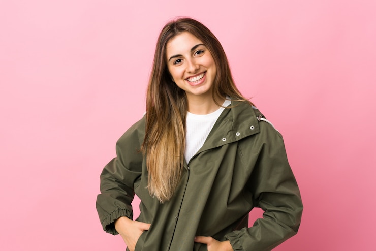 Foto jovem mulher sobre parede rosa isolada rindo