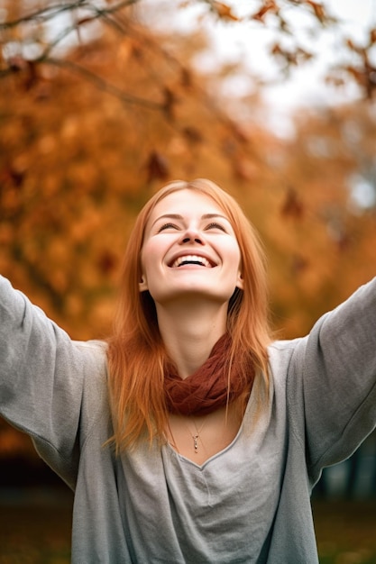 Jovem mulher sorridente com as mãos em concha no ar enquanto está ao ar livre