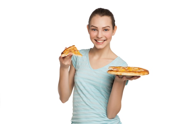 Jovem mulher sorridente com pizza, isolada no branco