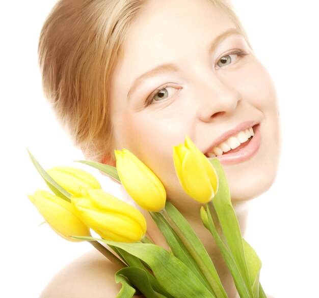 Jovem mulher sorridente com tulipas amarelas