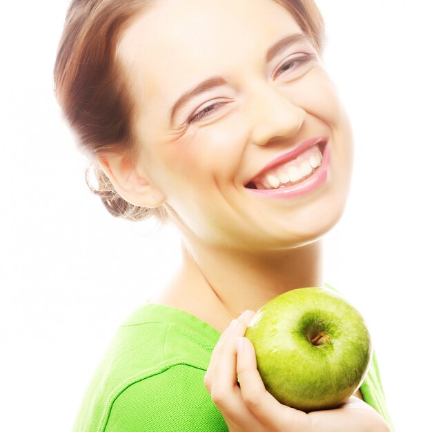 Jovem mulher sorridente feliz com maçã