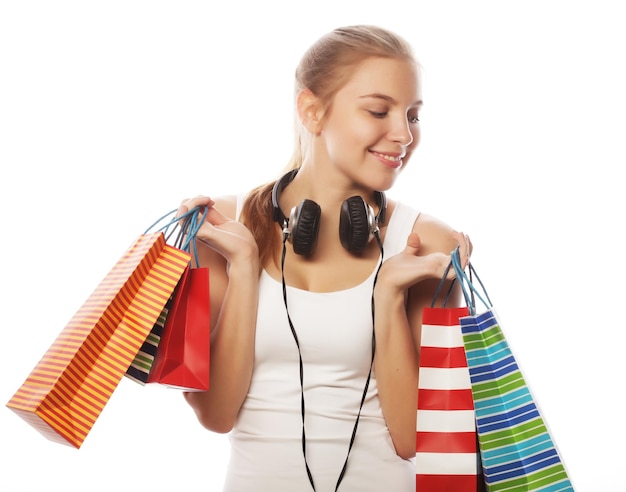 Jovem mulher sorridente feliz com sacos de compras