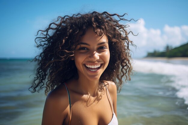 Jovem mulher sorridente na costa das Caraíbas