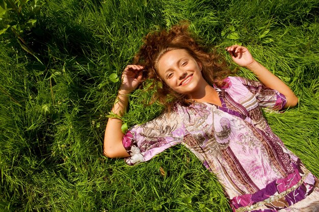 Jovem mulher sorridente na grama