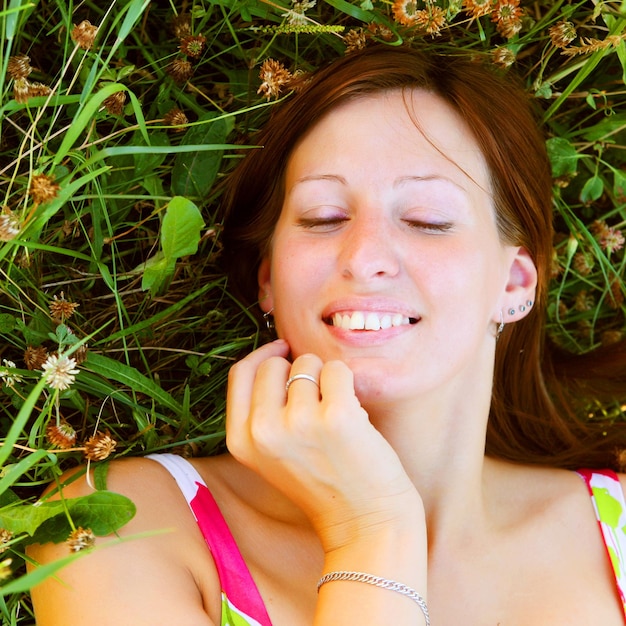 Jovem mulher sorridente na grama