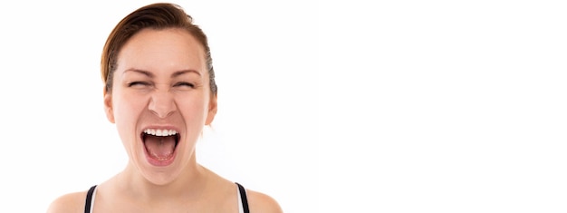 Foto jovem mulher sorrindo com dentes gritando alto com a boca aberta