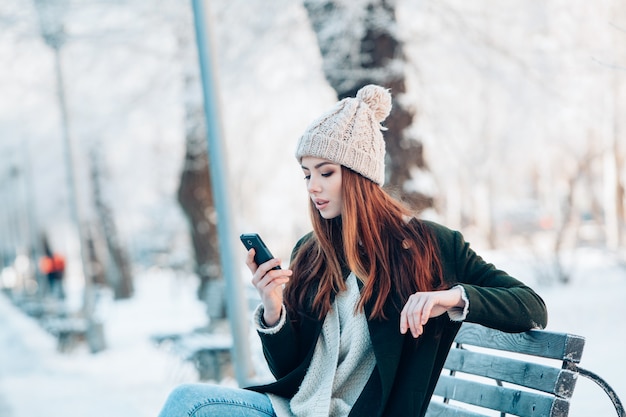 Jovem mulher sorrindo com smartphone