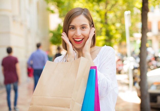 jovem mulher surpreendida compras