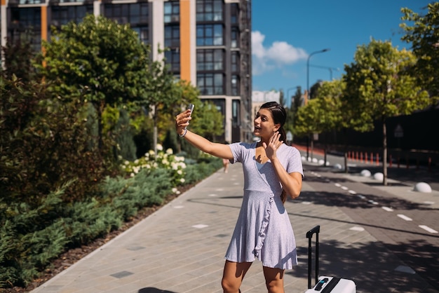 Jovem mulher tirando selfies em um telefone