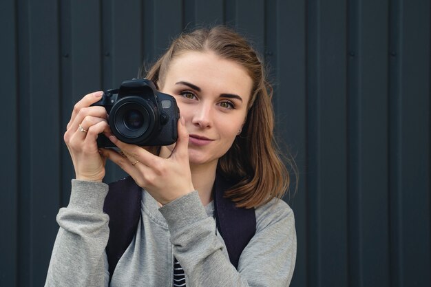 Jovem mulher tirando uma foto na câmera