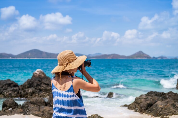 Foto jovem, mulher tirar uma foto na praia tropical