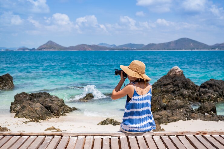 Foto jovem, mulher tirar uma foto na praia tropical