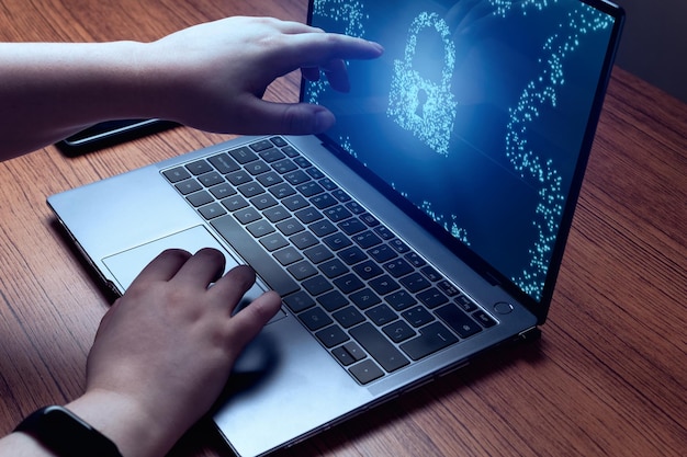 Jovem mulher tocando a tela com bloqueio virtual para privacidade e segurança Conceito de cibersegurança