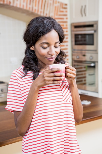 Jovem mulher tomando café