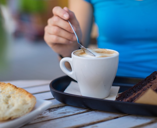 Foto jovem mulher tomando um café