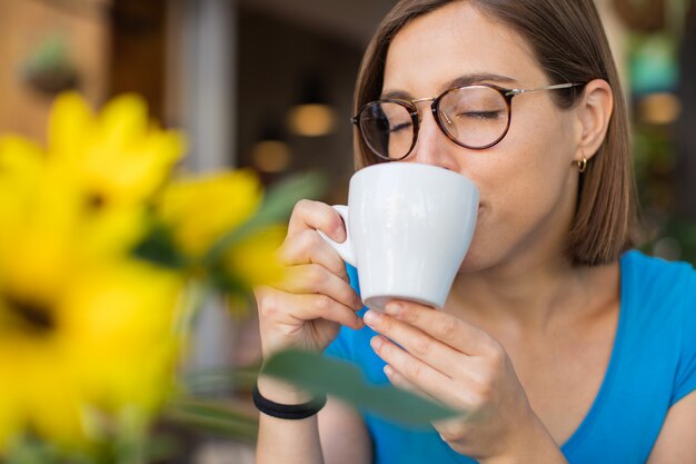 jovem mulher tomando um café