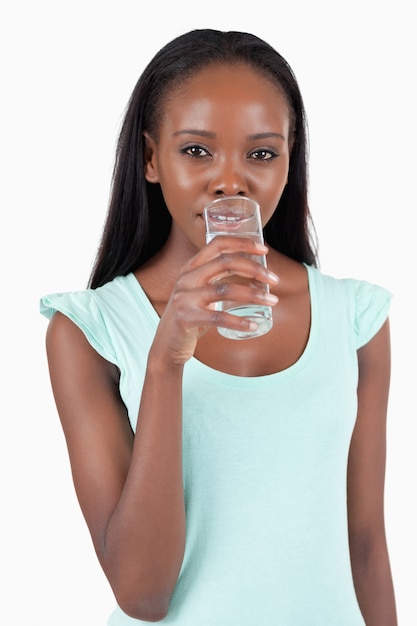 Jovem mulher tomando um gole de água refrescante