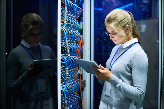 Foto jovem mulher trabalhando com supercomputador