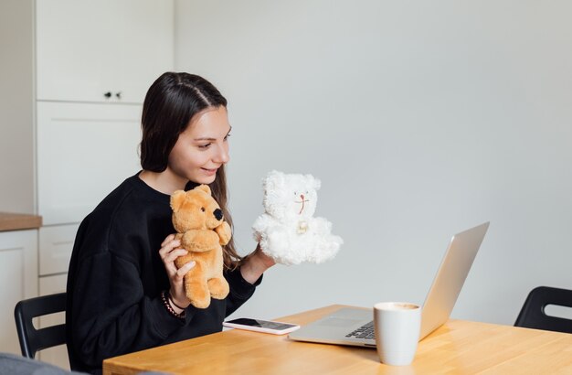 Jovem mulher trabalhando como babá on-line de casa