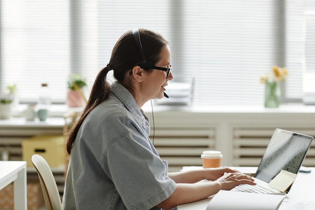 Jovem mulher trabalhando em call center