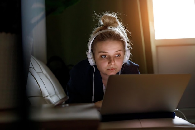 jovem mulher trabalhando no computador portátil enquanto está sentado na sala de estar