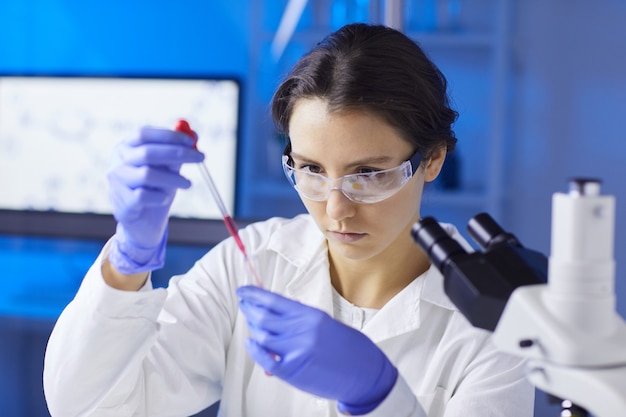 Jovem mulher trabalhando no laboratório