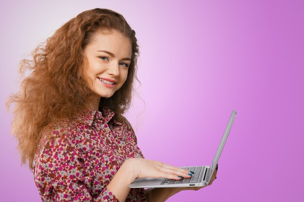 Jovem mulher trabalhando no laptop