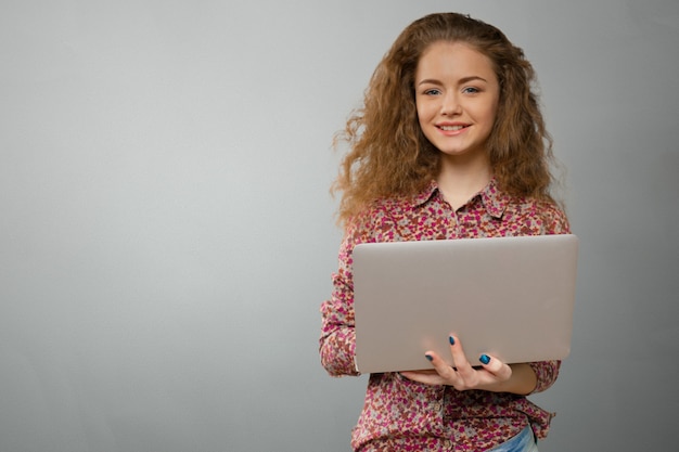 Jovem mulher trabalhando no laptop