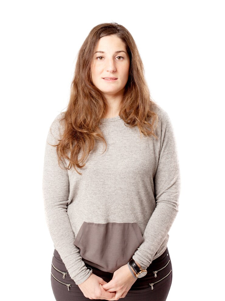 Foto jovem mulher triste curvilínea sobre branco