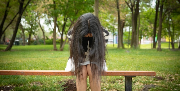 Jovem mulher triste e deprimida no parque