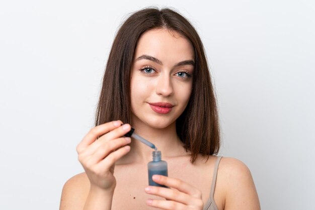 Jovem mulher ucraniana isolada em fundo branco segurando um soro Retrato em close-up