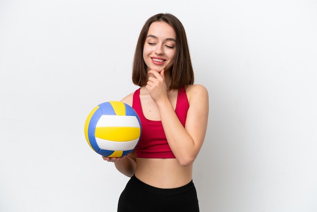 Jovem mulher ucraniana jogando vôlei isolada no fundo branco, olhando para o lado e sorrindo